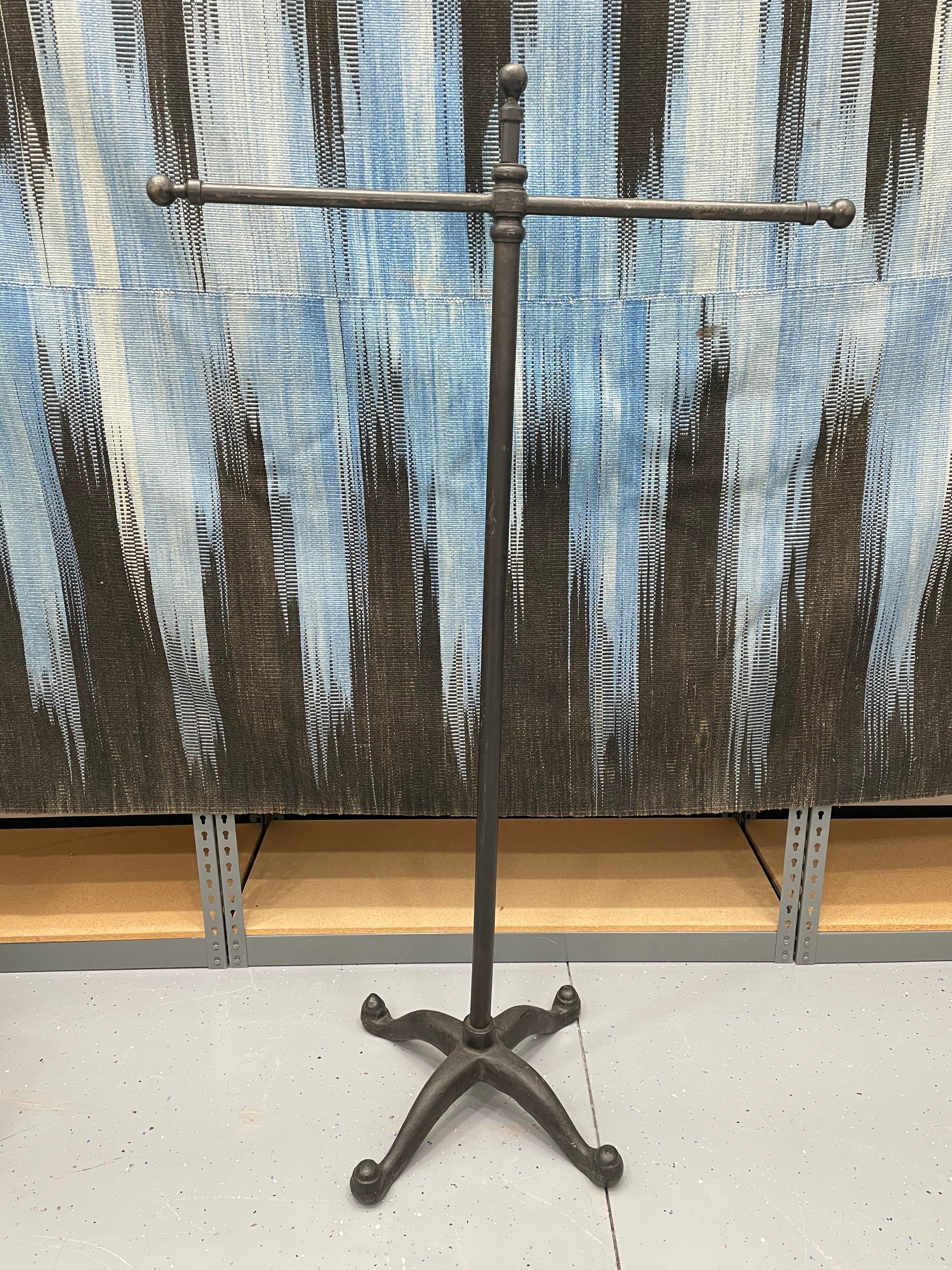 A18 - Black Metal Long Armed T-Bar